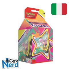 La collezione torneo premium Kissara del GCC Pokémon contiene:• Una carta Aiuto olografica a figura intera di Kissara• Tre carte Aiuto olografiche aggiuntive di Kissara• 65 bustine protettive con Kissara• Un robusto portamazzo con Kissara• Una moneta extra-large con Kissara• Due segnalini delle condizioni speciali• Sei dadi segnalini danno validi per i tornei• Sei buste di espansione del GCC Pokémon• Una carta codice per il GCC Pokémon Live
