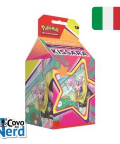 La collezione torneo premium Kissara del GCC Pokémon contiene:• Una carta Aiuto olografica a figura intera di Kissara• Tre carte Aiuto olografiche aggiuntive di Kissara• 65 bustine protettive con Kissara• Un robusto portamazzo con Kissara• Una moneta extra-large con Kissara• Due segnalini delle condizioni speciali• Sei dadi segnalini danno validi per i tornei• Sei buste di espansione del GCC Pokémon• Una carta codice per il GCC Pokémon Live