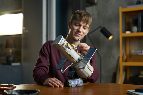 LEGO ICONS 11382 Telescopio Spaziale Hubble, Kit di Modellismo STEM 3D per Adulti, Regalo Fai da Te per i Fan dell'Astronomia - immagine 3