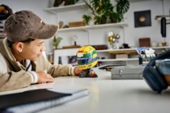 LEGO Editions 43024 Casco Ayrton Senna, Merch da F1 con Minifigure da Collezione, Regalo per Ragazzi 14+ e per Fan Adulti - immagine 3