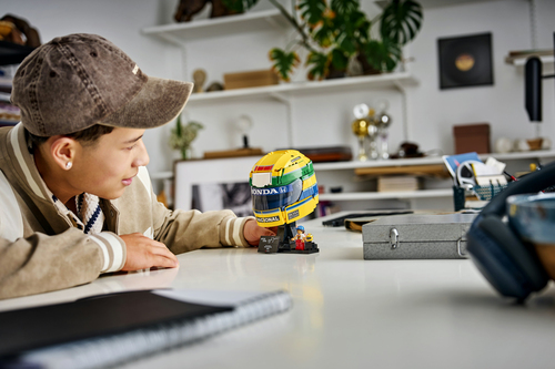 LEGO Editions 43024 Casco Ayrton Senna, Merch da F1 con Minifigure da Collezione, Regalo per Ragazzi 14+ e per Fan Adulti - immagine 3