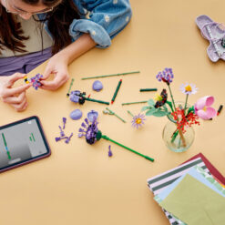 LEGO Botanicals & Editions 11507 Bouquet di Fiori di Olivia Rodrigo con 11 Fiori Artificiali, Idea Regalo per Bambine da 9+ - immagine 4