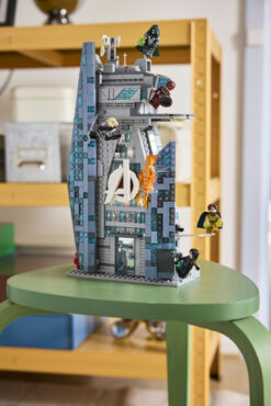 LEGO | Marvel 76352 Avengers: Doomsday Nuova Torre degli Avengers, Giocattolo da Supereroi con 6 Minifigure, Regalo da 12+ - immagine 4