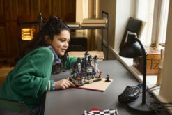 LEGO Wednesday 76788 Nevermore Academy, Modellino di Scuola Giocattolo con 3 Personaggi e Accessori, Regalo per Bambini 10+ - immagine 3