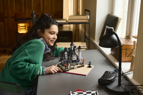 LEGO Wednesday 76788 Nevermore Academy, Modellino di Scuola Giocattolo con 3 Personaggi e Accessori, Regalo per Bambini 10+ - immagine 3