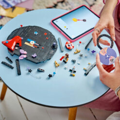 LEGO Editions 43028 Vinile di Olivia Rodrigo, Giocattolo con Modello di Disco, Minifigure e Accessori, Regalo Creativo da 10+ - immagine 4