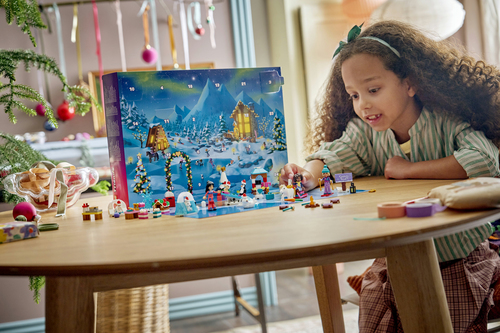 LEGO Friends 42698 Calendario dell'Avvento 2026, Giochi per Bambine da 6+ per il Countdown di Natale, Regalo con 24 Sorprese - immagine 4