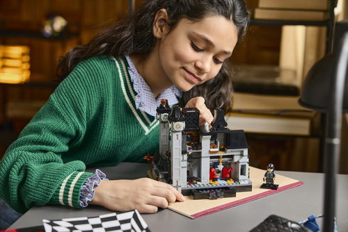 LEGO Wednesday 76788 Nevermore Academy, Modellino di Scuola Giocattolo con 3 Personaggi e Accessori, Regalo per Bambini 10+ - immagine 4