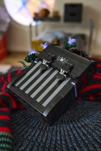 LEGO Wednesday 76787 Zaino di Mercoledì, Giocattolo con Portafoto, Mini Bambolina e Figura di Mano, Regalo per Bambini da 9+ - immagine 5