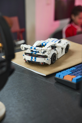 LEGO Technic 42234 Auto Sportiva Dodge Viper GTS-R, Macchina Giocattolo con Motore V10, Sterzo e Differenziale, Regalo da 10+ - immagine 4