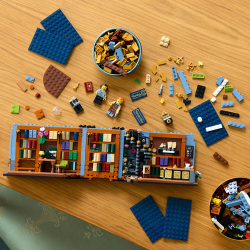 LEGO ICONS 11379 Libreria: Book Nook, Reggilibri da Mensola Decorativo 3D per Adulti con 2 Minifigure, Idea Regalo Fai da Te - immagine 5
