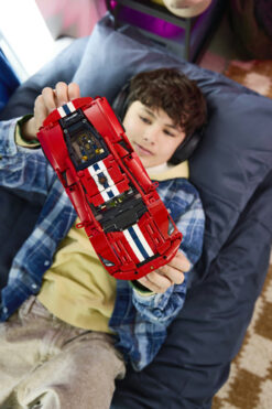 LEGO Technic 42235 Auto Ferrari 488 PISTA, Macchina Giocattolo con Motore V8, Sterzo e Differenziale, Regalo per Bambini 9+ - immagine 4