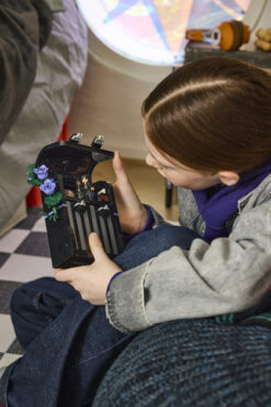 LEGO Wednesday 76787 Zaino di Mercoledì, Giocattolo con Portafoto, Mini Bambolina e Figura di Mano, Regalo per Bambini da 9+ - immagine 3