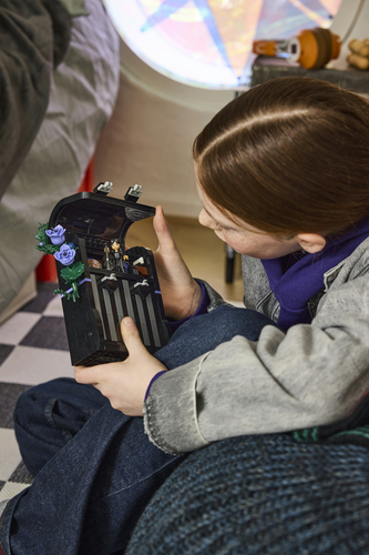 LEGO Wednesday 76787 Zaino di Mercoledì, Giocattolo con Portafoto, Mini Bambolina e Figura di Mano, Regalo per Bambini da 9+ - immagine 3