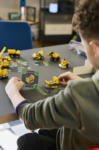 LEGO Technic 42233 Macchine Potenti, Scatole a Sorpresa con 1 di 8 Giocattoli Casuali da Collezione, Regali per Bambini da 7+ - immagine 3