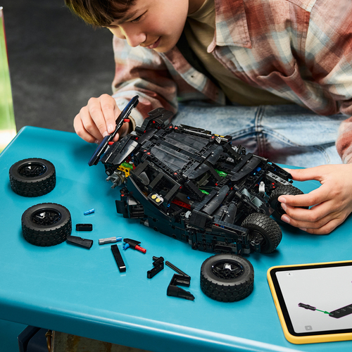 LEGO Technic 42239 Batmobile Tumbler, Macchina Telecomandata Giocattolo di Batman con Sterzo e Luci Funzionanti, Regalo 12+ - immagine 6