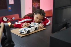 LEGO Technic 42234 Auto Sportiva Dodge Viper GTS-R, Macchina Giocattolo con Motore V10, Sterzo e Differenziale, Regalo da 10+ - immagine 6