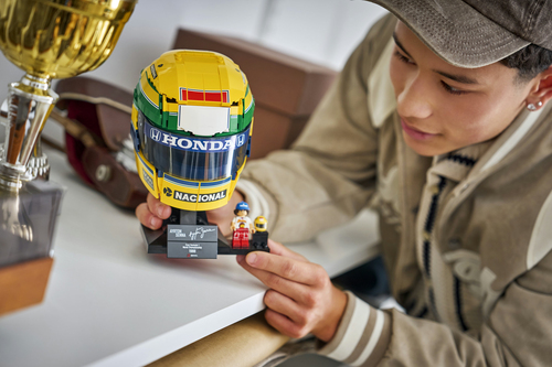 LEGO Editions 43024 Casco Ayrton Senna, Merch da F1 con Minifigure da Collezione, Regalo per Ragazzi 14+ e per Fan Adulti - immagine 4