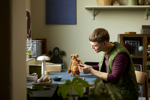 LEGO Ideas 21370 E.T. the Extra-Terrestrial, Kit Modellismo per Adulti con Figura Aliena, Fiori Finti e Mattoncino Luminoso - immagine 4