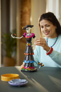 LEGO Ideas 21372 La Catrina, Kit Modellismo per Adulti con Scheletro, Fiori Finti e Farfalle Monarca, Idea Regalo Fai da Te - immagine 4