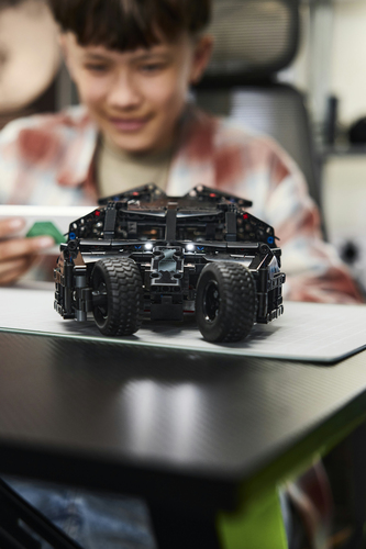 LEGO Technic 42239 Batmobile Tumbler, Macchina Telecomandata Giocattolo di Batman con Sterzo e Luci Funzionanti, Regalo 12+ - immagine 5