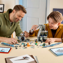 LEGO | Marvel 76352 Avengers: Doomsday Nuova Torre degli Avengers, Giocattolo da Supereroi con 6 Minifigure, Regalo da 12+ - immagine 6