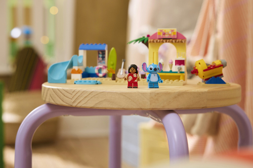 LEGO Disney | 43280 Divertimento in Spiaggia con Lilo e Stitch, Giochi Didattici, 2 Negozi, Giostra e 2 Minifigure, Regalo 4+ - immagine 5