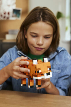 LEGO Minecraft 21588 La Volpe Giocattolo, Puzzle 3D con Accessori, Decorazione per Gaming Room, Idea Regalo di Compleanno 10+ - immagine 4