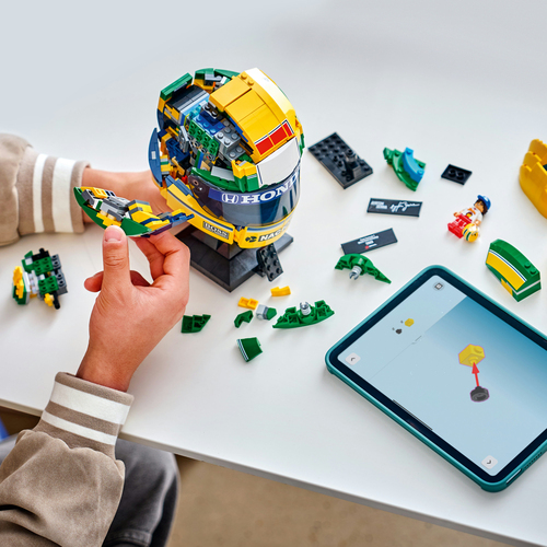 LEGO Editions 43024 Casco Ayrton Senna, Merch da F1 con Minifigure da Collezione, Regalo per Ragazzi 14+ e per Fan Adulti - immagine 5