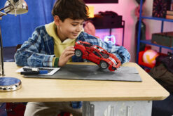 LEGO Technic 42235 Auto Ferrari 488 PISTA, Macchina Giocattolo con Motore V8, Sterzo e Differenziale, Regalo per Bambini 9+ - immagine 3