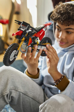 LEGO Technic 42238 Moto Ducati Desmo450 MX Factory, Kit di Modellismo con Moto Giocattolo da Collezione, Regalo Bambini 10+ - immagine 3