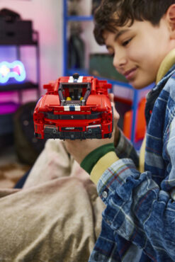 LEGO Technic 42235 Auto Ferrari 488 PISTA, Macchina Giocattolo con Motore V8, Sterzo e Differenziale, Regalo per Bambini 9+ - immagine 5