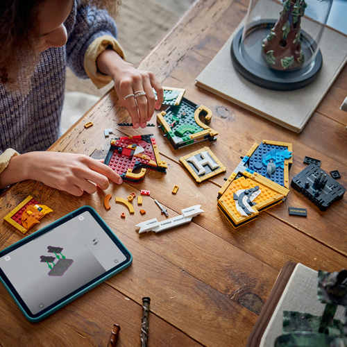 LEGO Harry Potter 76462 Stemma della Casa di Hogwarts, Giocattolo Wall Art 3D con Animali, Regalo di Compleanno per Bambini 12+ - immagine 5