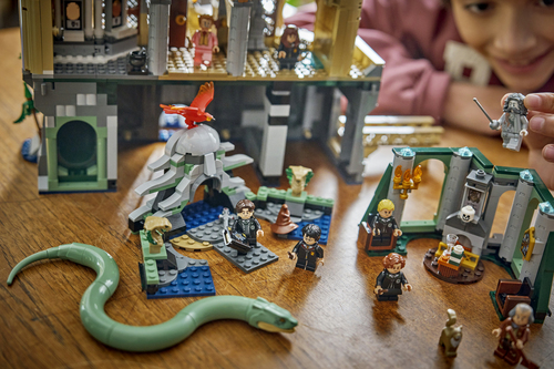 LEGO Harry Potter 76473 Castello di Hogwarts: Ala Est, Giocattolo con 13 Minifigure e Patronus da Collezione, Regalo da 10+ - immagine 4