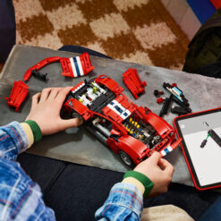 LEGO Technic 42235 Auto Ferrari 488 PISTA, Macchina Giocattolo con Motore V8, Sterzo e Differenziale, Regalo per Bambini 9+ - immagine 6