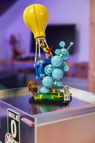 LEGO Fortnite 77080 Consegna di Rifornimenti, Giocattolo con 3 Minifigure e Accessori, Decorazione Gaming Room, Regalo 10+ - immagine 6