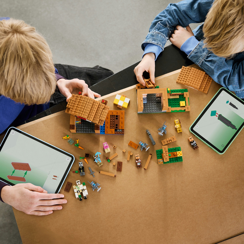 LEGO Minecraft 21596 Attacco al Villaggio dell’Evocatore, Casa Giocattolo con Giardino e 11 Personaggi, Regalo per Bambini 9+ - immagine 6