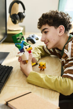 LEGO Minecraft 21582 Fantino di Polli, Giocattolo 3D con 3 Personaggi, Decorazione Cameretta, Regalo per Gamer e Bambini 9+ - immagine 4