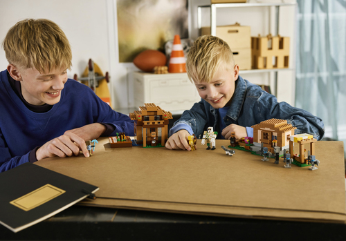 LEGO Minecraft 21596 Attacco al Villaggio dell’Evocatore, Casa Giocattolo con Giardino e 11 Personaggi, Regalo per Bambini 9+ - immagine 5