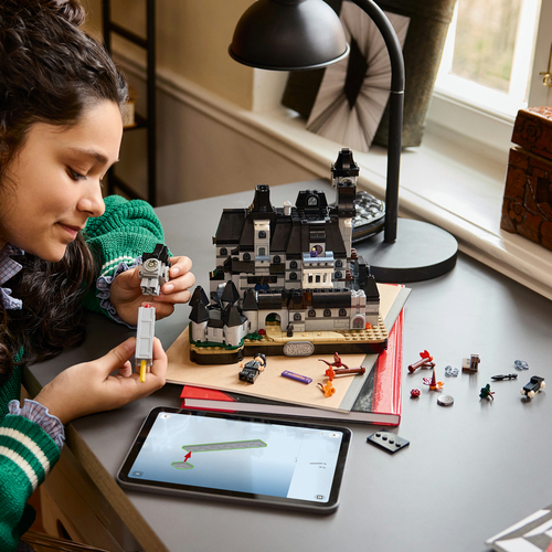 LEGO Wednesday 76788 Nevermore Academy, Modellino di Scuola Giocattolo con 3 Personaggi e Accessori, Regalo per Bambini 10+ - immagine 5