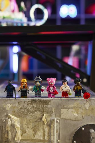 LEGO Fortnite 77082 Tana Strana, Giocattolo con Modello di Parco Giochi e 6 Minifigure, Regalo per Gamer Bambini da 12 Anni - immagine 7