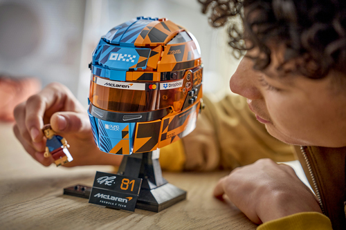 LEGO Editions 43017 Casco di Oscar Piastri McLaren Mastercard F1 Team, Gadget F1 con Minifigure da Collezione, Regalo da 14+ - immagine 3