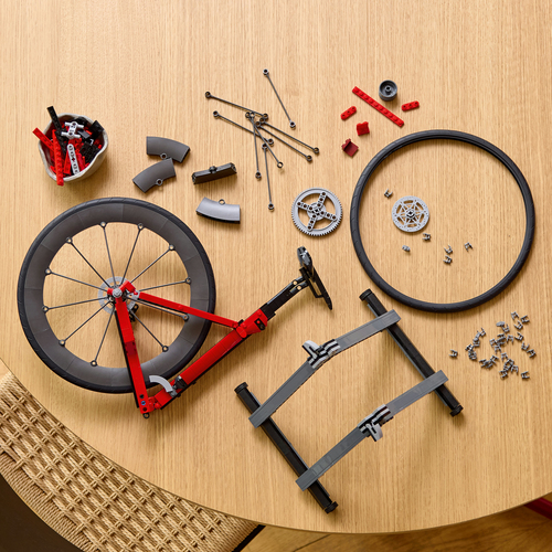 LEGO ICONS 11380 Bici da Corsa, Kit Modellismo per Adulti con Pneumatici, Deragliatore e Supporto, Regalo per Fan di Ciclismo - immagine 4