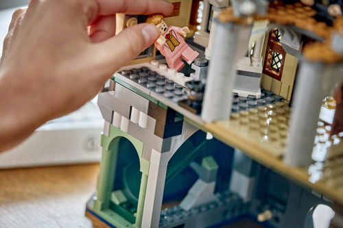 LEGO Harry Potter 76473 Castello di Hogwarts: Ala Est, Giocattolo con 13 Minifigure e Patronus da Collezione, Regalo da 10+ - immagine 3
