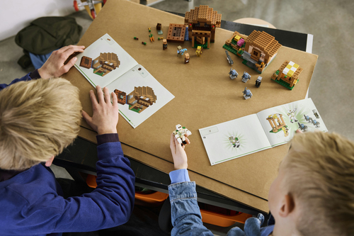 LEGO Minecraft 21596 Attacco al Villaggio dell’Evocatore, Casa Giocattolo con Giardino e 11 Personaggi, Regalo per Bambini 9+ - immagine 3