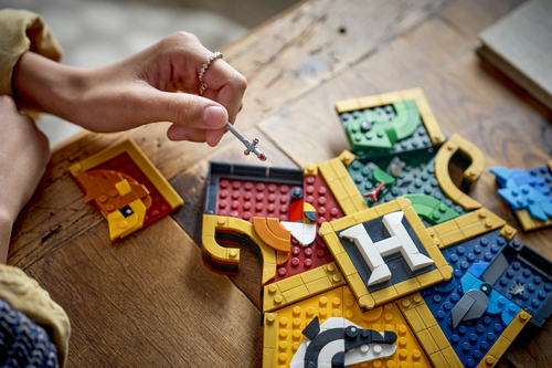 LEGO Harry Potter 76462 Stemma della Casa di Hogwarts, Giocattolo Wall Art 3D con Animali, Regalo di Compleanno per Bambini 12+ - immagine 3