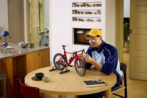 LEGO ICONS 11380 Bici da Corsa, Kit Modellismo per Adulti con Pneumatici, Deragliatore e Supporto, Regalo per Fan di Ciclismo - immagine 3