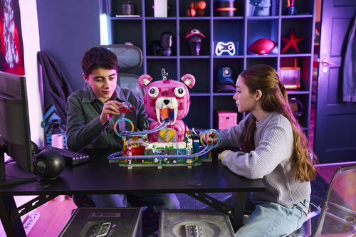 LEGO Fortnite 77082 Tana Strana, Giocattolo con Modello di Parco Giochi e 6 Minifigure, Regalo per Gamer Bambini da 12 Anni - immagine 4
